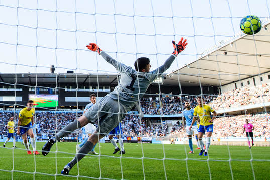 Markus Rosenberg of Malmö FF scores the 1-0 goal against
