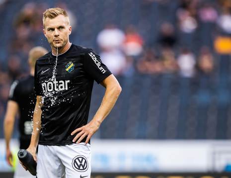 s Sebastian Larsson dricker vatten