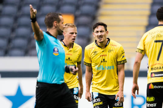 Elfsborgs Stefan Ishizaki reagerar på domare Victor Wolf