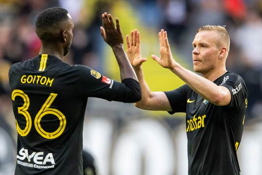 s Henok Goitom och Kolbeinn Sigthorsson jublar