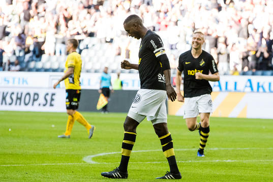s Henok Goitom och Kolbeinn Sigthorsson jublar