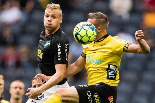 s Kolbeinn Sigthorsson i en nickduell med Elfsborgs Stian