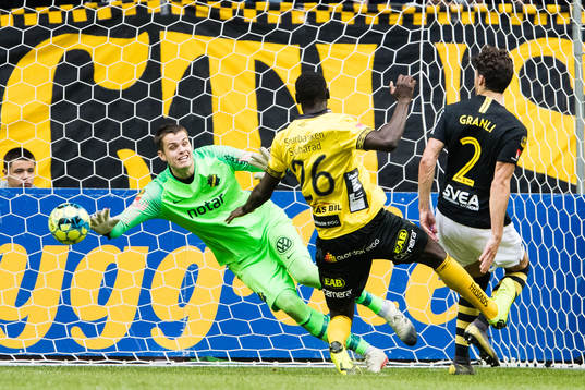 s målvakt Oscar Linnér och Daniel Granli försvarar sig