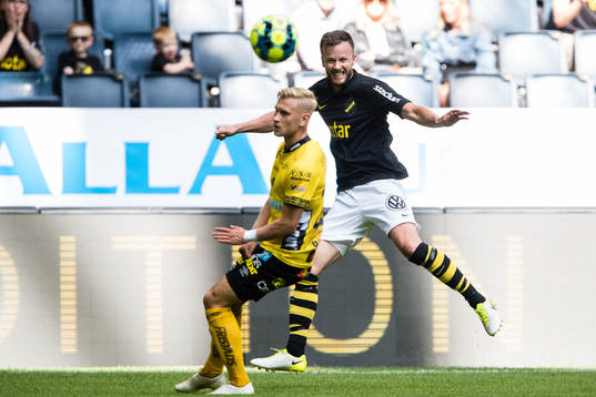 s Robert Lundström med ett inlägg förbi Elfsborgs Simon