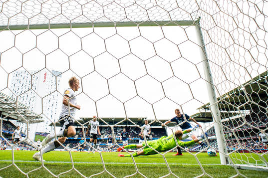 Andre Hansen of Rosenborg and Kristian Thorstvedt of Viking