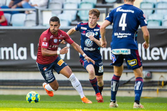Örgrytes Ailton Almeida mot Östers Carl Johansson