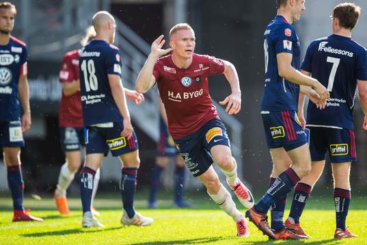 Örgrytes David Engström jublar