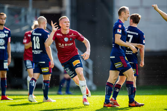 Örgrytes David Engström jublar