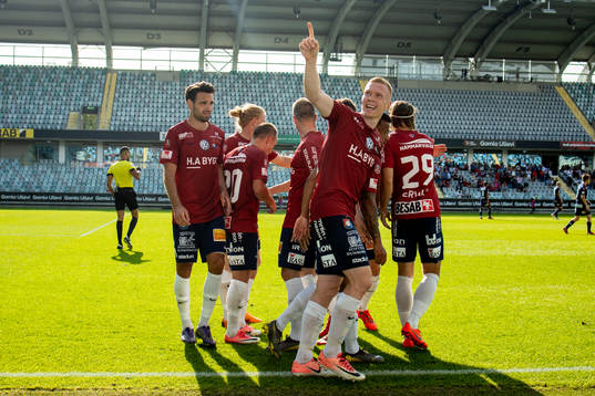 Örgrytes David Engström jublar