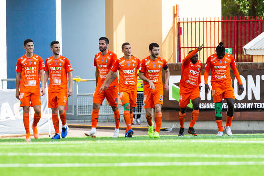 AFC Eskilstunas Ousmane Camara jublar med lagkamrater