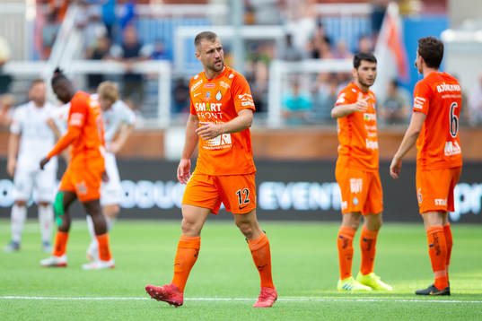 AFC Eskilstunas Mehmed Dresevic reagerar på ett domslut