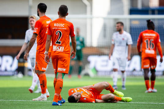 AFC Eskilstunas Anel Rashkaj har ont