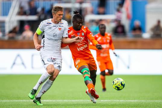 Kalmars Viktor Elm och AFC Eskilstunas Onyedikachukwu
