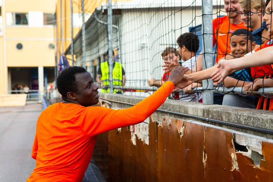 AFC Eskilstunas Ousmane Camara jublar med publiken