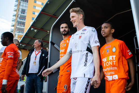 Kalmars Rasmus Elm och AFC Eskilstunas Denni Avdic innan