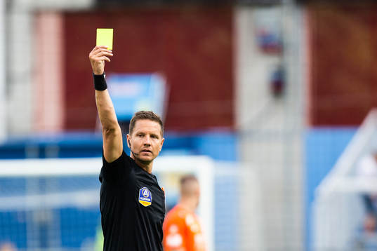 Domare Martin Strömbergsson delar ut ett gult kortunder