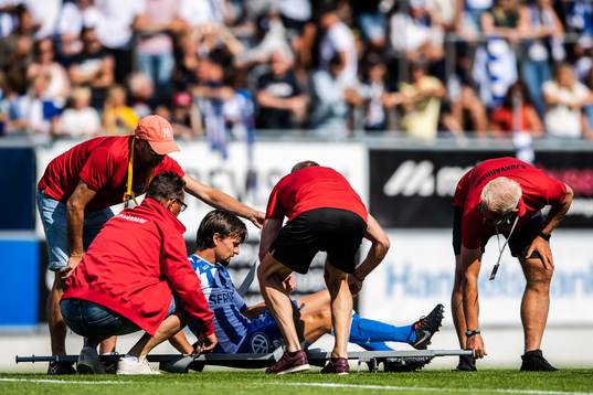 IFK Göteborgs Lasse Vibe på bår