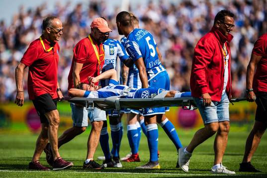 IFK Göteborgs Lasse Vibe bärs av planen på bår