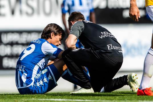 IFK Göteborgs Lasse Vibe på bår