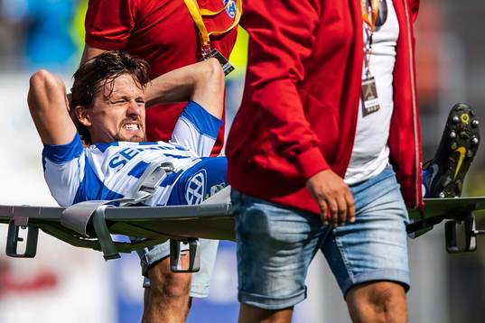 IFK Göteborgs Lasse Vibe bärs av planen på bår