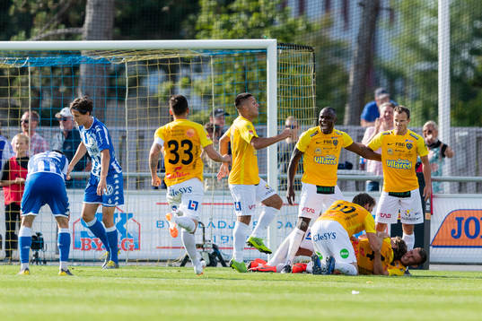 Falkenbergs spelare jublar