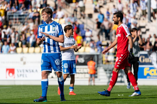 IFK Göteborgs Emil Holm och målvakt Ioannis Anestis deppar