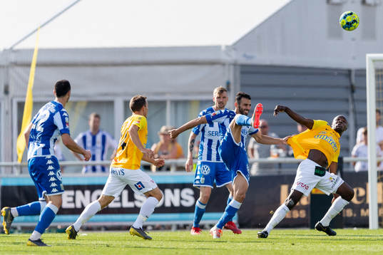 IFK Göteborgs André Calisir och Falkenbergs Nsima Peter