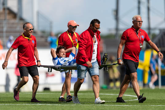 IFK Göteborgs Lasse Vibe blir utburen på bår