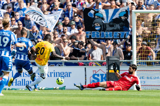 Falkenbergs John Chibuike missar ett friläge mot IFK