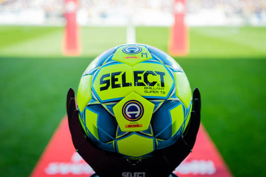 Matchbollen före fotbollsmatchen i Allsvenskan mellan