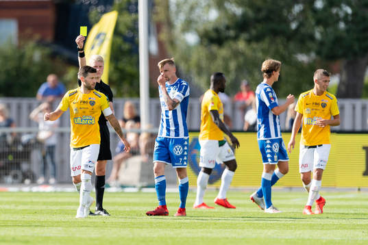 Falkenbergs Tibor Joza tilldelas guldkort av domare Adam