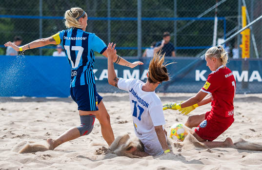 Djurgårdens IF FFs Olivia Palmqvist och Josefin Bauer samt