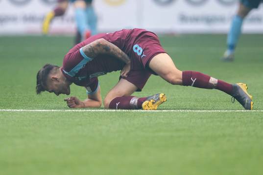 Malmö FFs Arnór Traustason tar sig för låret