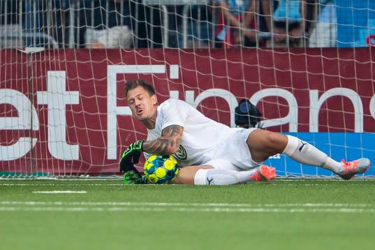 Malmö FFs målvakt Johan Dahlin med en räddning
