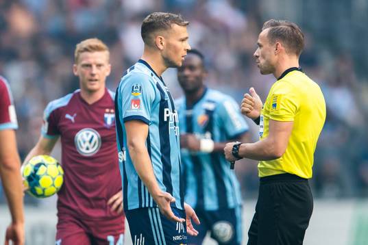 Djurgårdens Kristoffer Karlsson i samtal med domare
