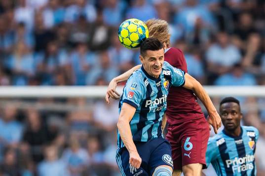 Djurgårdens Haris Radetinac i nickduell med Malmö FFs