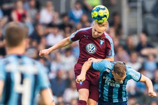 Malmö FFs Franz Brorsson i nickduell med Djurgårdens