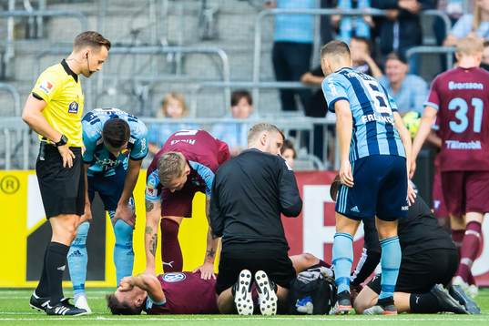 Malmö FFs Arnór Traustason ligger ner och har ont
