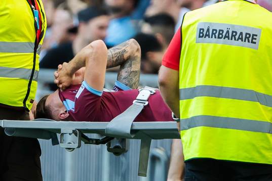 Malmö FFs Arnór Traustason bärs av planen på bår