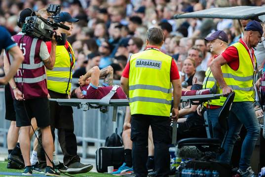 Malmö FFs Arnór Traustason bärs av planen på bår