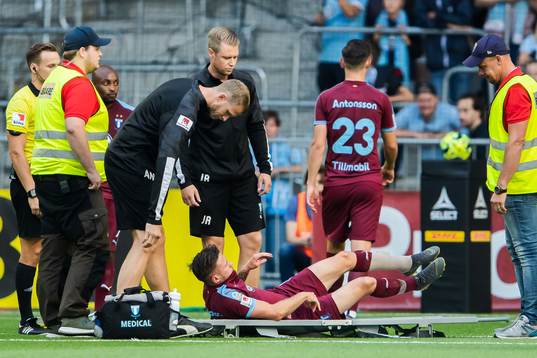 Malmö FFs Arnór Traustason läggs på bår med bandage