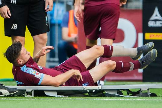 Malmö FFs Arnór Traustason läggs på bår med bandage