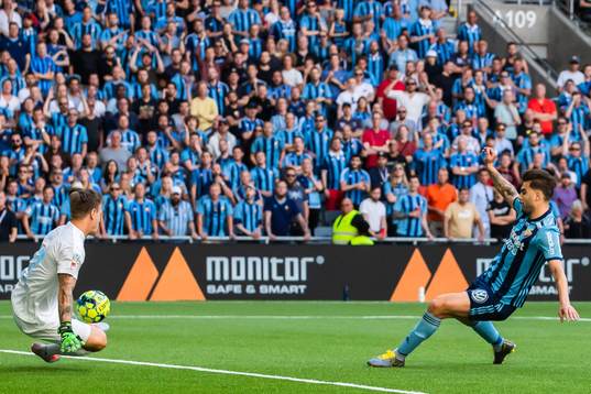 Malmö FFs Johan Dahlin med en räddning från Djurgårdens