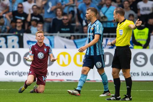Malmö FFs Anders Christiansen reagerar på ett domslut av