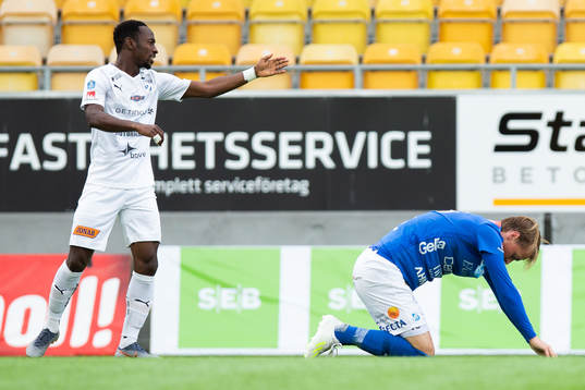 Halmstads Sadat Karim och Norrbys Robin Strömberg