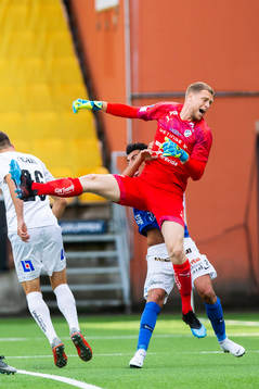 Norrbys Abbas Mohamad och Halmstads målvakt Malkolm Nilsson