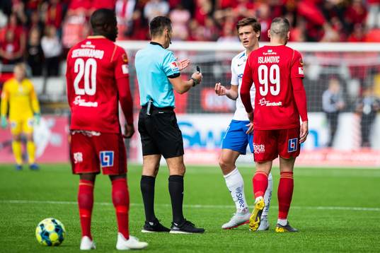 Östersunds huvuddomare Bojan Pandzic i samtal med IFK