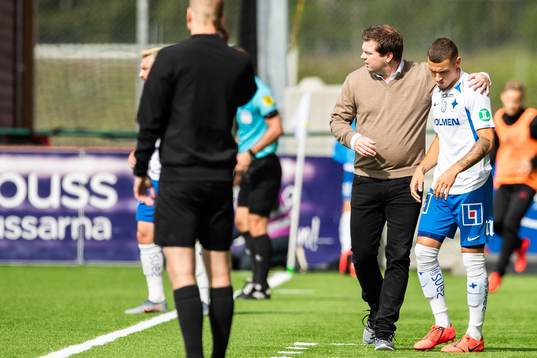 IFK Norrköpings tränare Jens Gustafsson i samtal med
