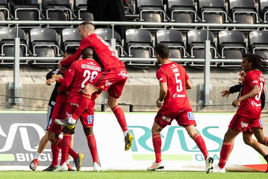 Östersunds Hosam Aiesh jublar med lagkamrater