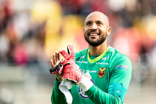 Östersunds målvakt Aly Keita jublar